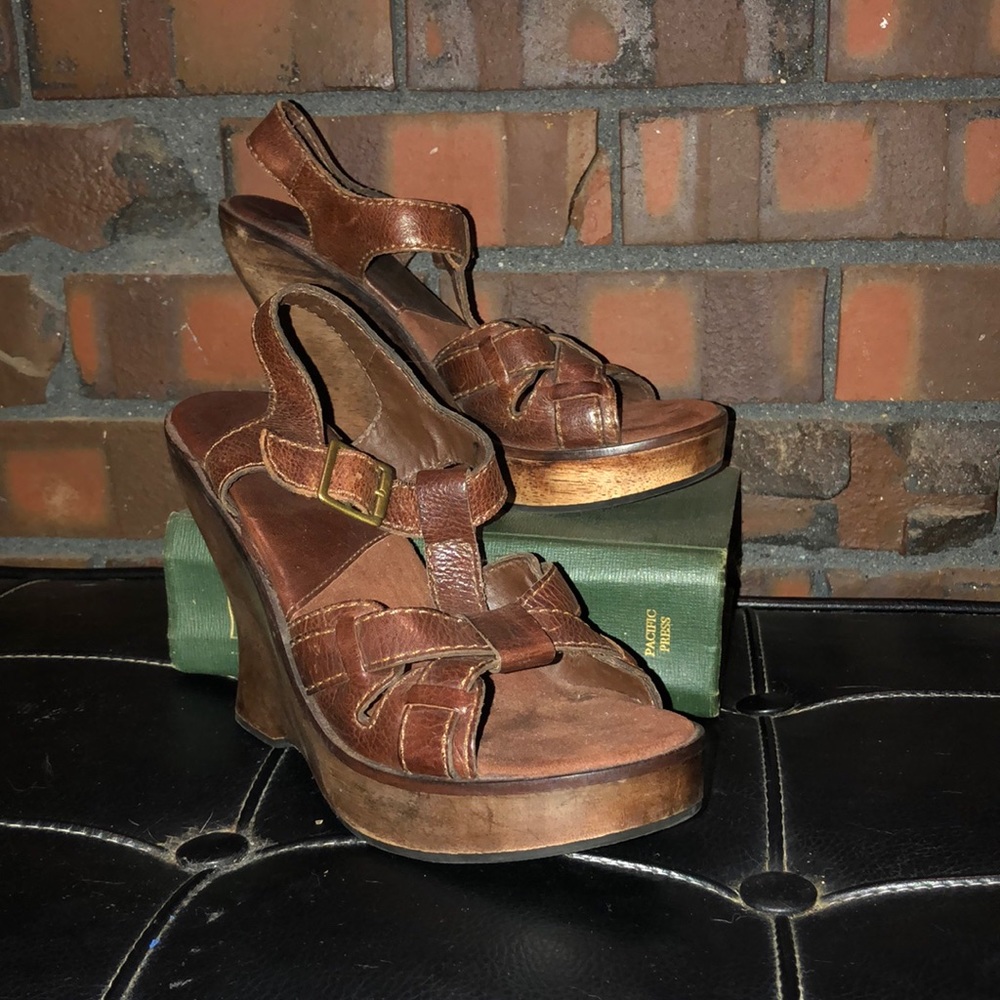 Wood and leather sandal wedges